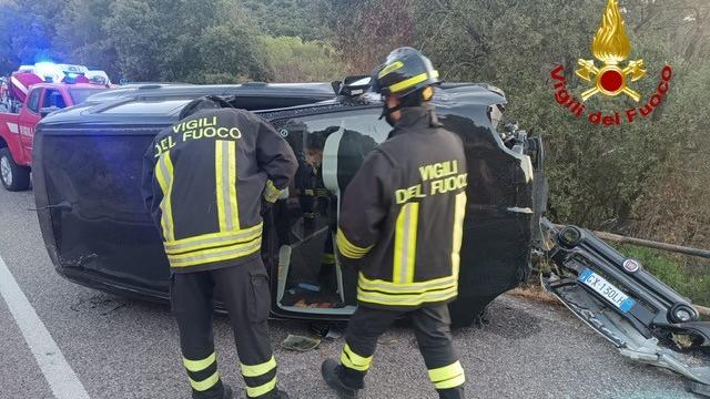 Auto si ribalta più volte sulla provinciale 45: a bordo anche un bambino