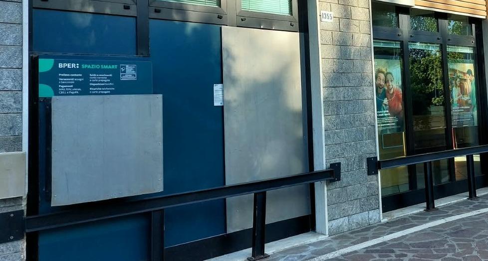 Bomba e picconate contro la banca: «Hanno fatto saltare il bancomat»