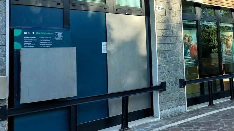 Bomba e picconate contro la banca: «Hanno fatto saltare il bancomat»