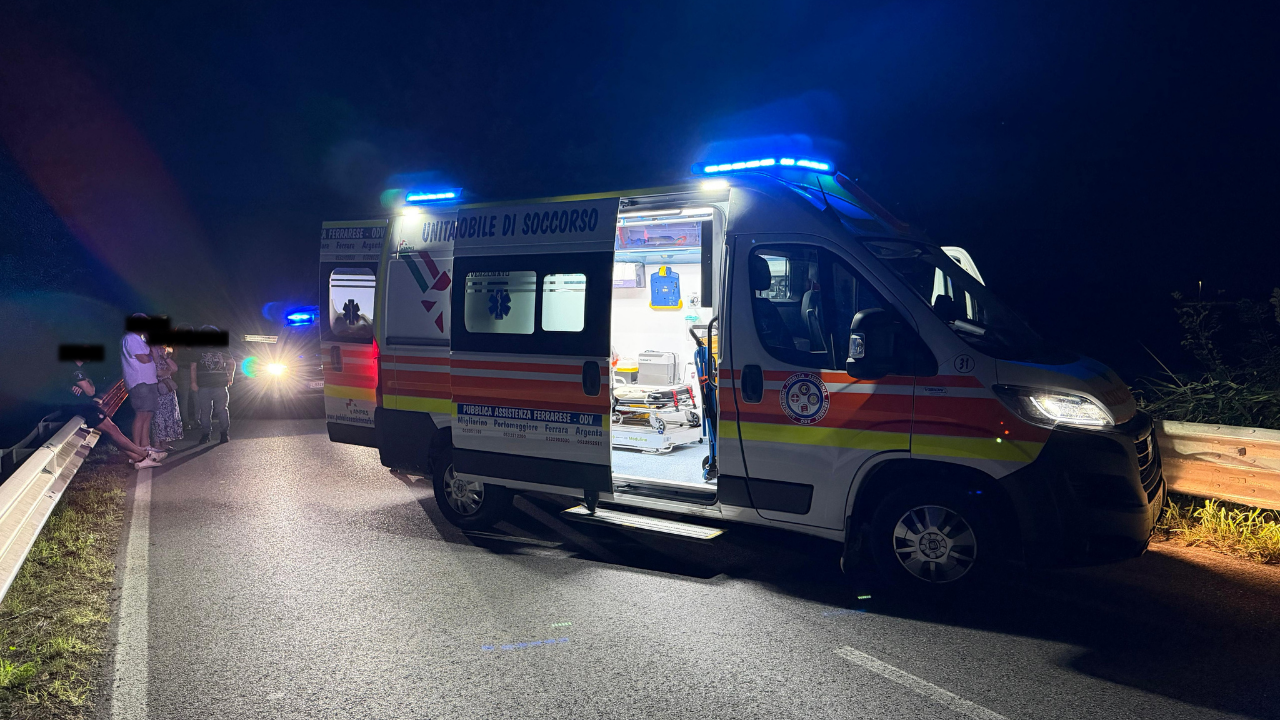 Migliaro, trovato agonizzante muore poco dopo in strada: si indaga sulle cause