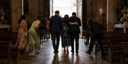 
	Invitati escono dalla chiesa (immagine creata con l&rsquo;intelligenza artificiale)

