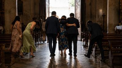 Invitati escono dalla chiesa (immagine creata con l’intelligenza artificiale)