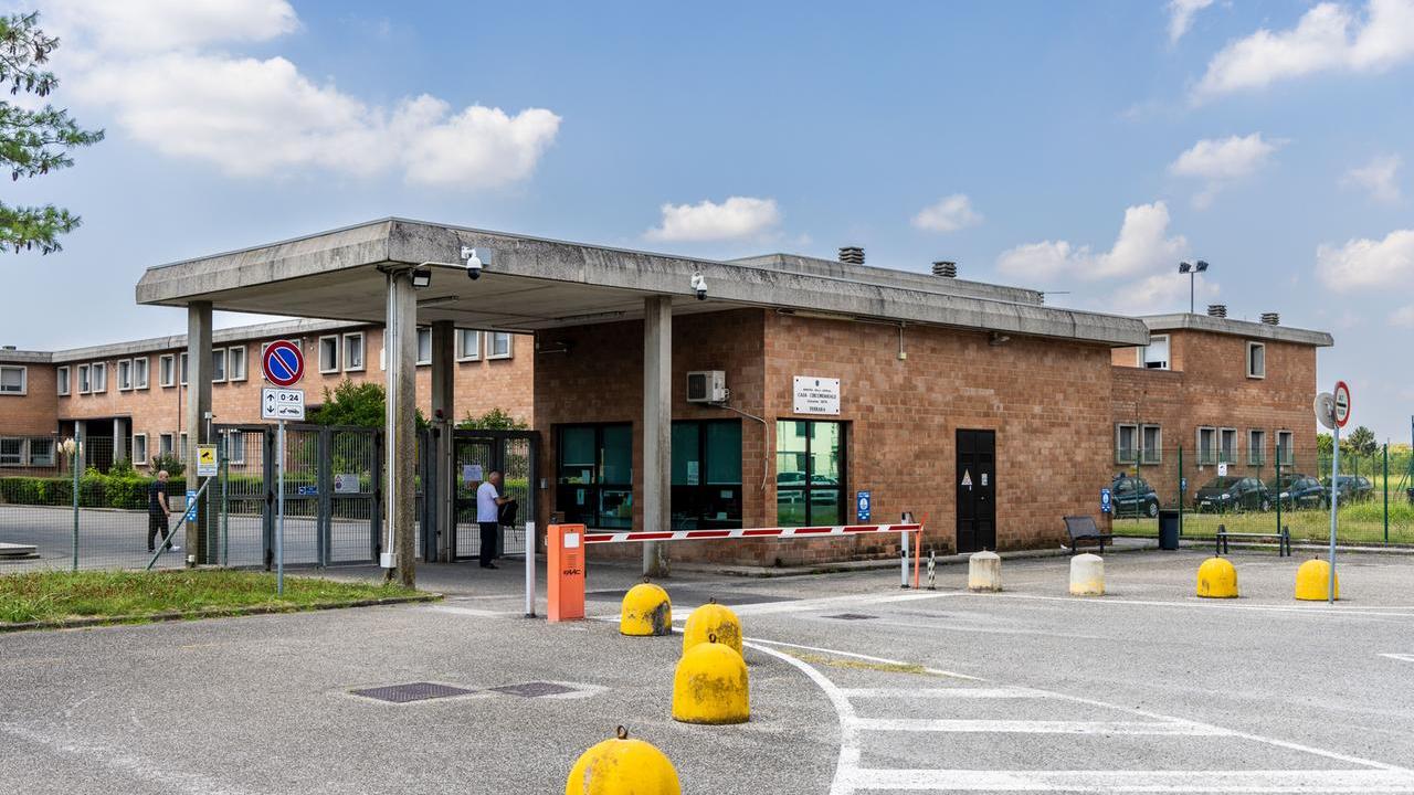 Inala il gas della bomboletta: detenuto muore nella notte nel carcere di Ferrara