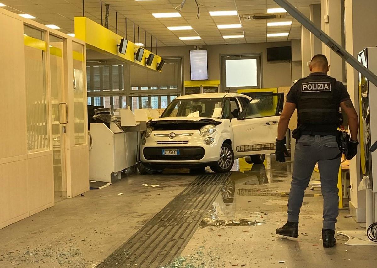 Rubiera, auto come ariete contro le Poste: arriva la polizia e scatta l’inseguimento