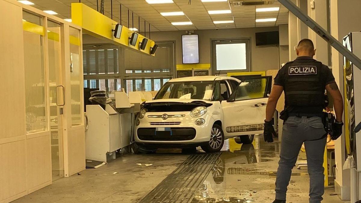 Rubiera, auto come ariete contro le Poste: arriva la polizia e scatta l’inseguimento. Due fermati