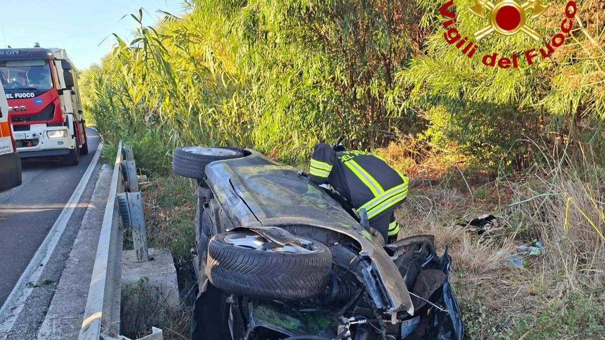 Paura all’alba, auto si ribalta dopo l’impatto con il guardrail: quattro persone coinvolte