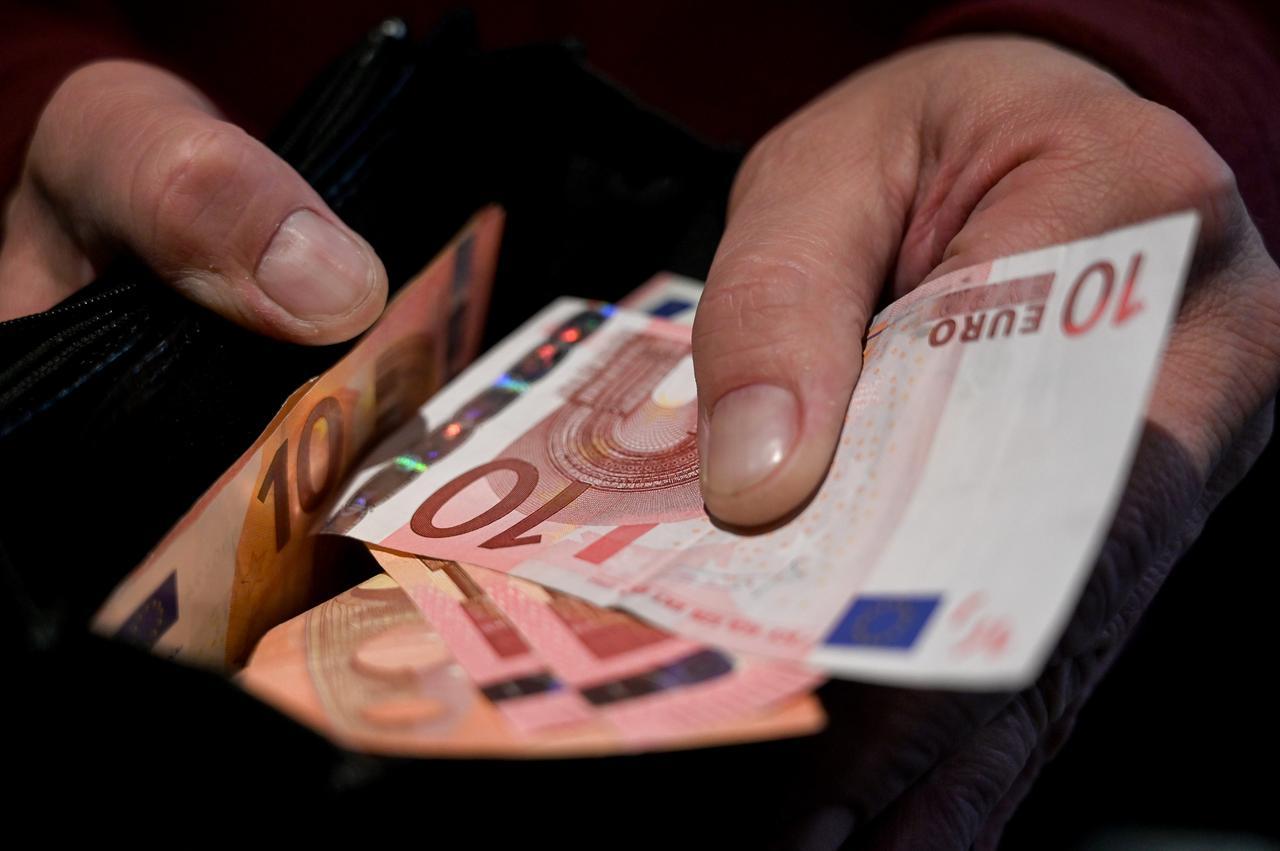 Senzatetto come Robin Hood, trova 4mila euro in strada e li distribuisce ai passanti