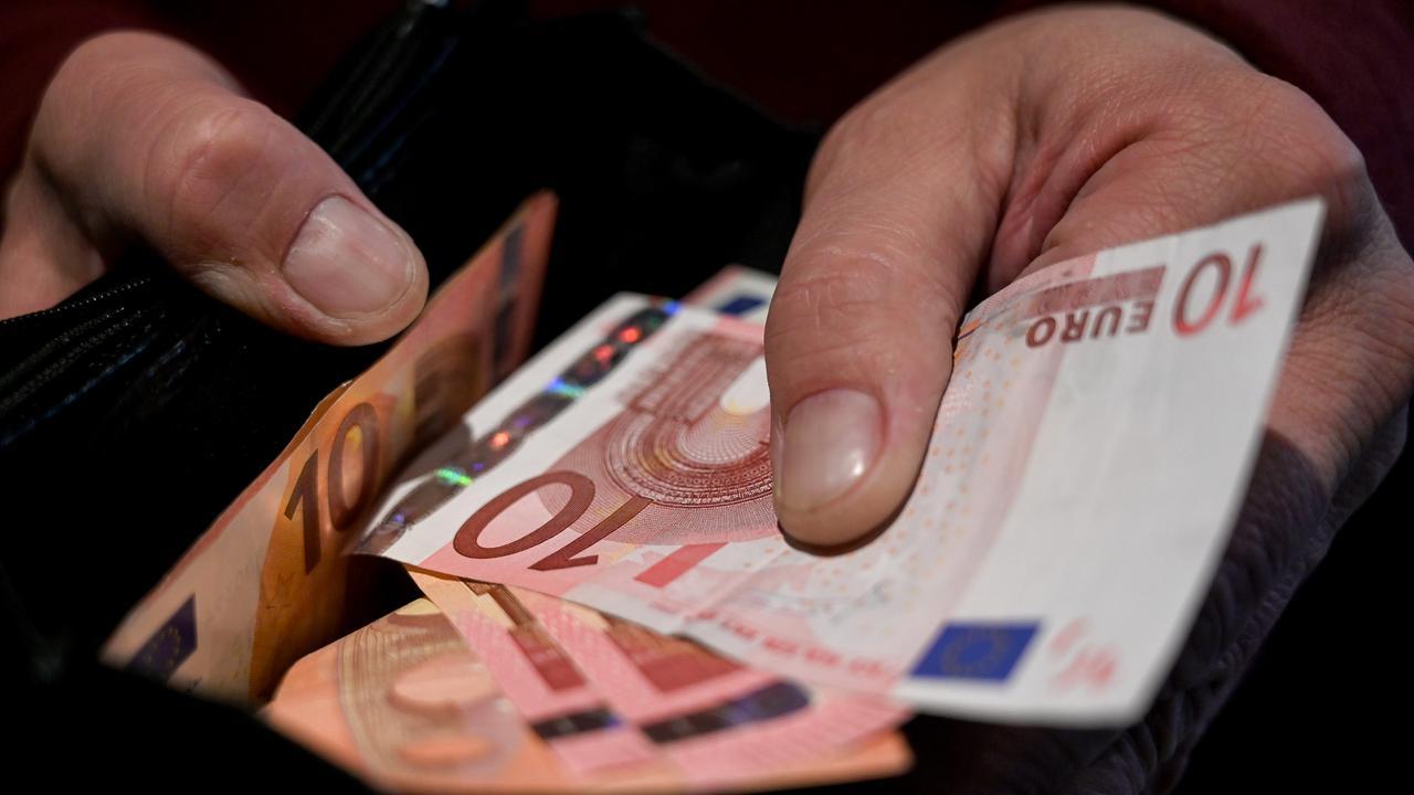 Senzatetto come Robin Hood, trova 4mila euro in strada e li distribuisce ai passanti
