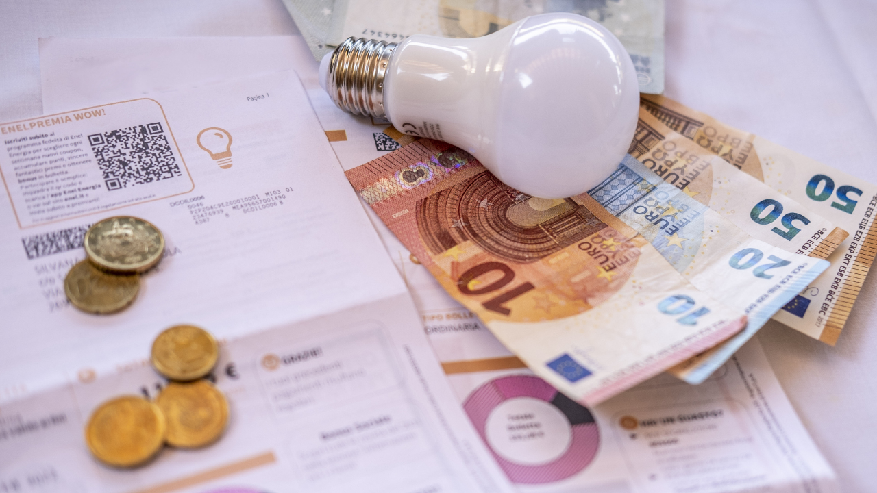 Bollette, benzina e scuola: quanto peserà la stangata d’autunno sulle famiglie – I costi per “voce”