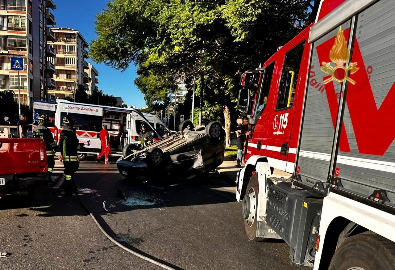 Violento scontro tra due auto, una si ribalta: la conducente estratta dalle lamiere e trasportata in ospedale in codice rosso
