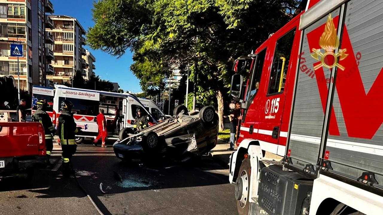 Violento scontro tra due auto, una si ribalta: la conducente estratta dalle lamiere e trasportata in ospedale in codice rosso
