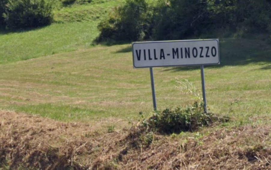 Ruba il cartello “Benvenuti a Villa Minozzo” per tenerlo in garage come souvenir: denunciato 19enne