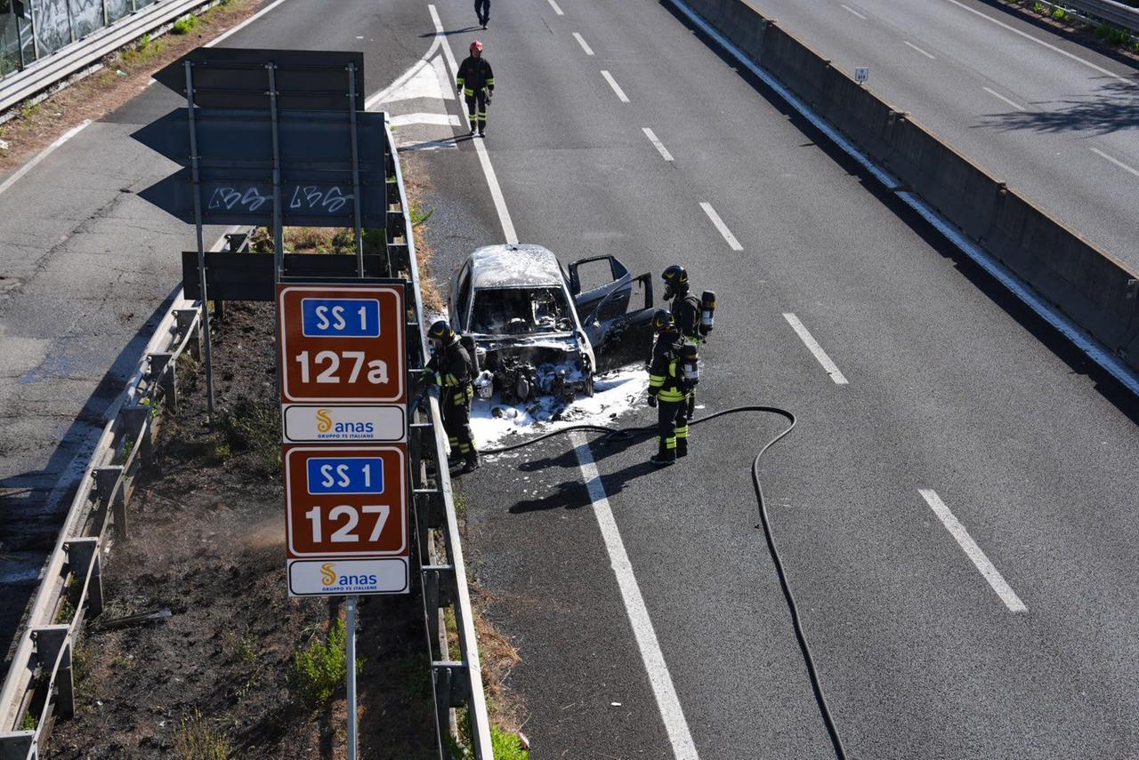 
	I vigili del fuoco intervenuti sulla Variante (foto Stick)

