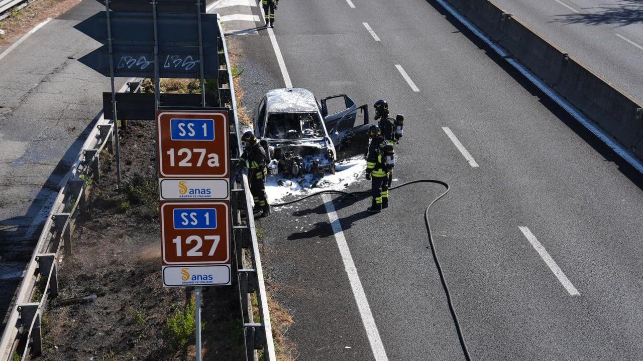 I vigili del fuoco intervenuti sulla Variante (foto Stick)