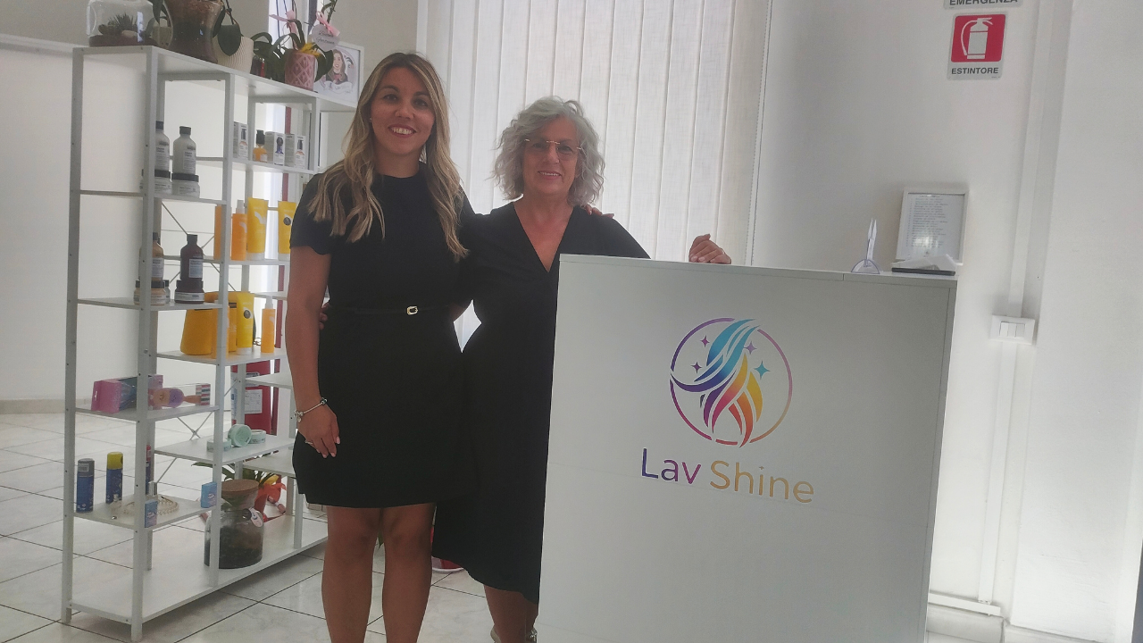 Elena Lavinia Cebuc, nuova titolare e Anna Maria Pisciotta, per 23 anni parrucchiera nel locale di via Passaponti