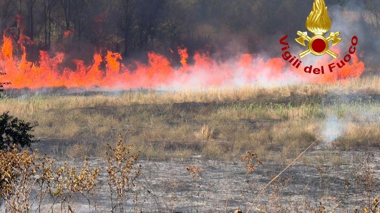 
	Un incendio di sterpaglie (foto d'archivio)

