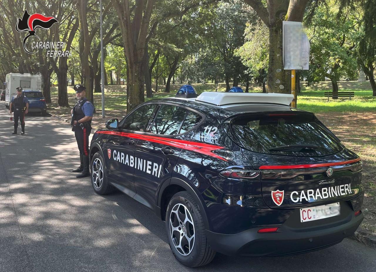Ignora l’alt, scappa in monopattino e aggredisce i carabinieri: arrestato a Ferrara