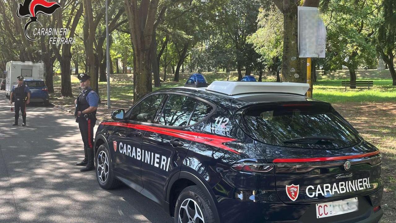 Ignora l’alt, scappa in monopattino e aggredisce i carabinieri: arrestato a Ferrara
