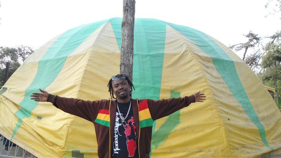 Il musicista cinquantenne Sambe Bara