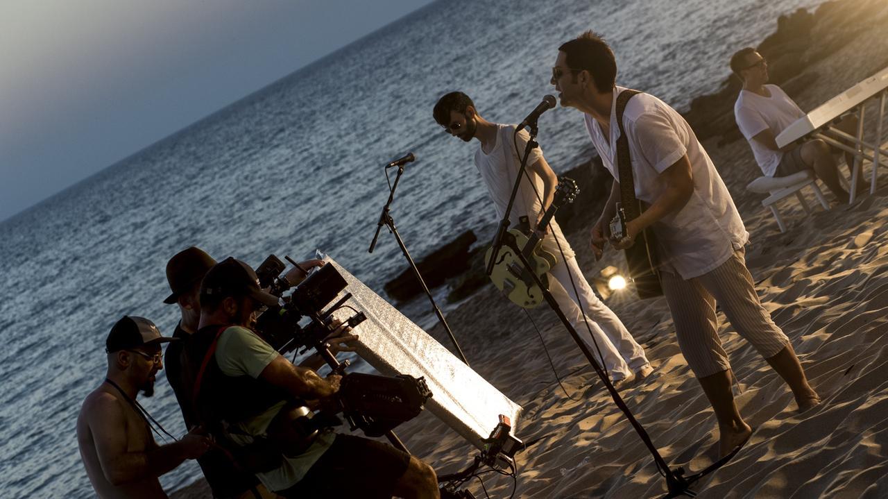 Il mare della Sardegna set delle grandi star della musica: da Mengoni alle Spice Girls, tutti i videoclip girati nell’isola