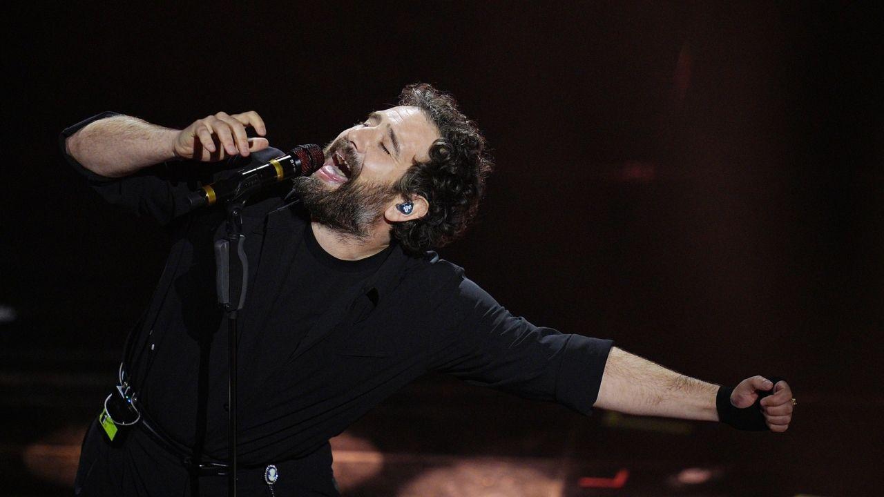 Tommaso Paradiso durante l'esibizione a Sanremo