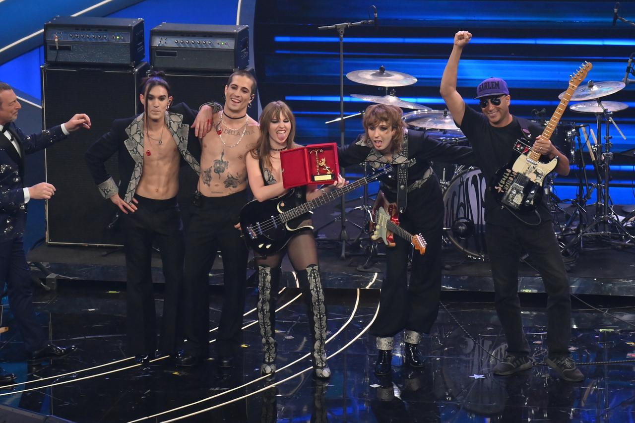Stefano De Martino annuncia il ritorno dei Måneskin: reunion a Sanremo 2027