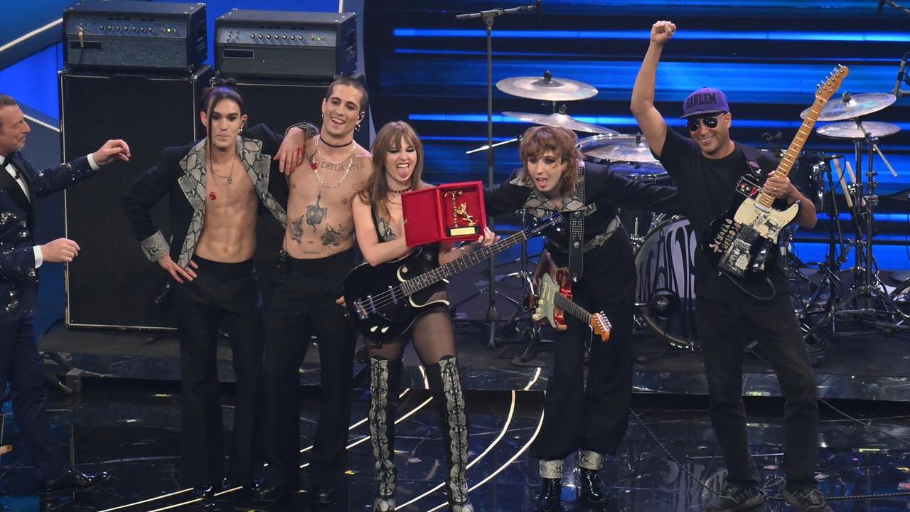 Stefano De Martino annuncia il ritorno dei Måneskin: reunion a Sanremo 2027
