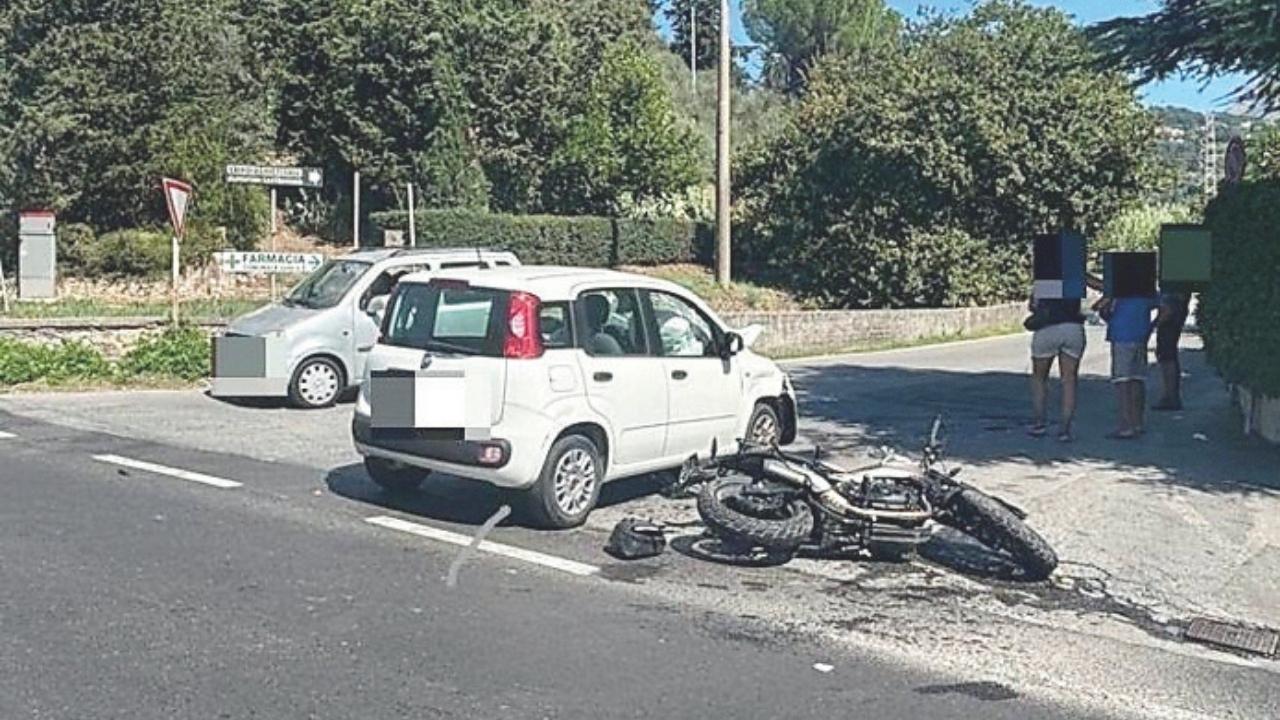 Massarosa, terribile scontro auto-moto: grave centauro 35enne, in ospedale anche il figlio piccolo