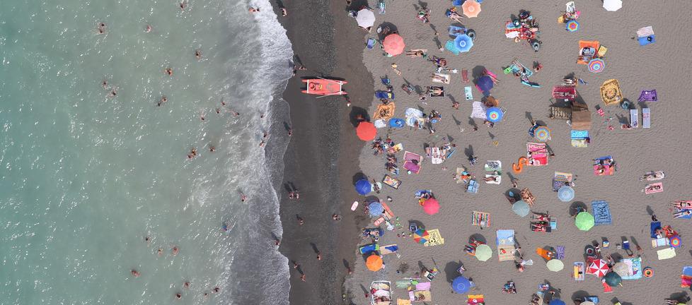 Cecina, ombrelloni nella spiaggia libera: denunciati sei titolari dei bagni – I controlli con i droni