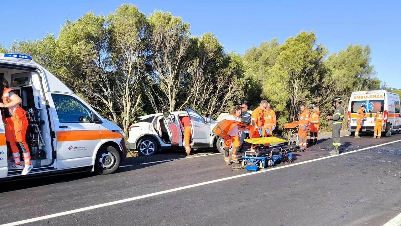 Terribile scontro frontale alle porte di Olbia, 4 feriti: uno incastrato tra le lamiere