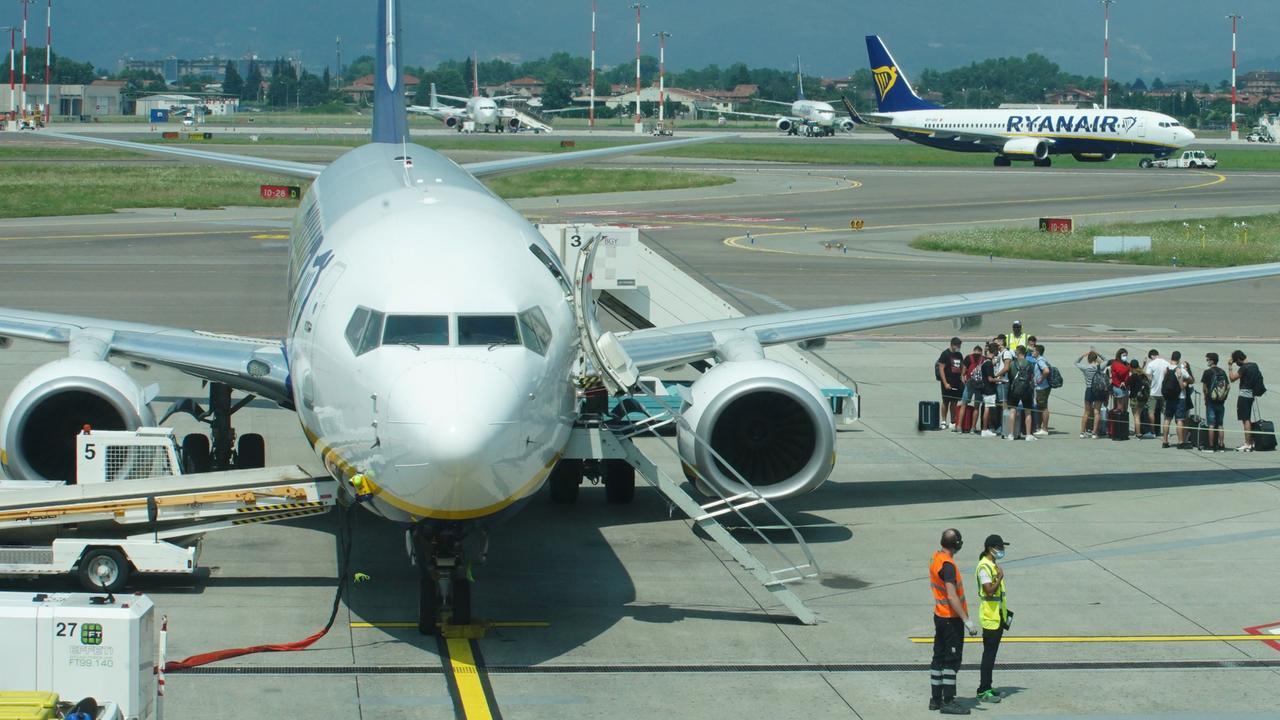 Ryanair, troppe cadute dalle scalette integrate dei Boeing 737: l’allarme