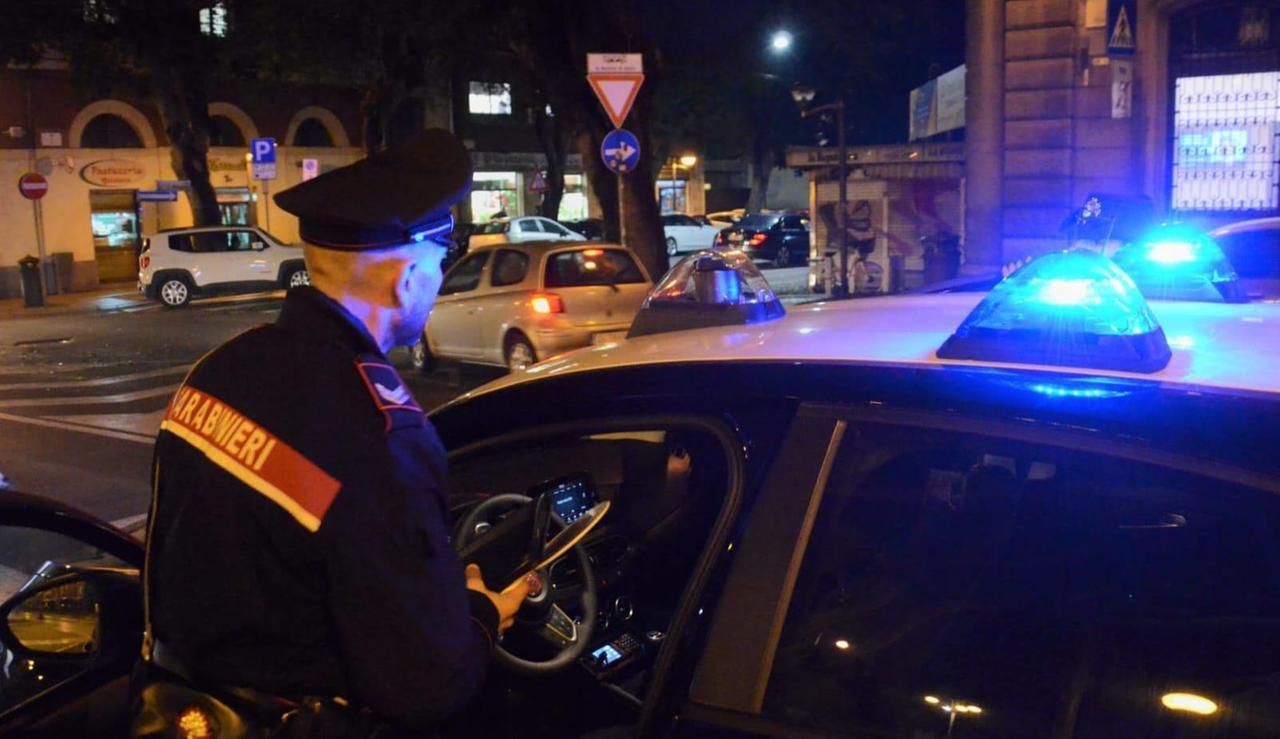 Ruba una carta di credito dall’auto e la usa per comprare sigarette: arrestato