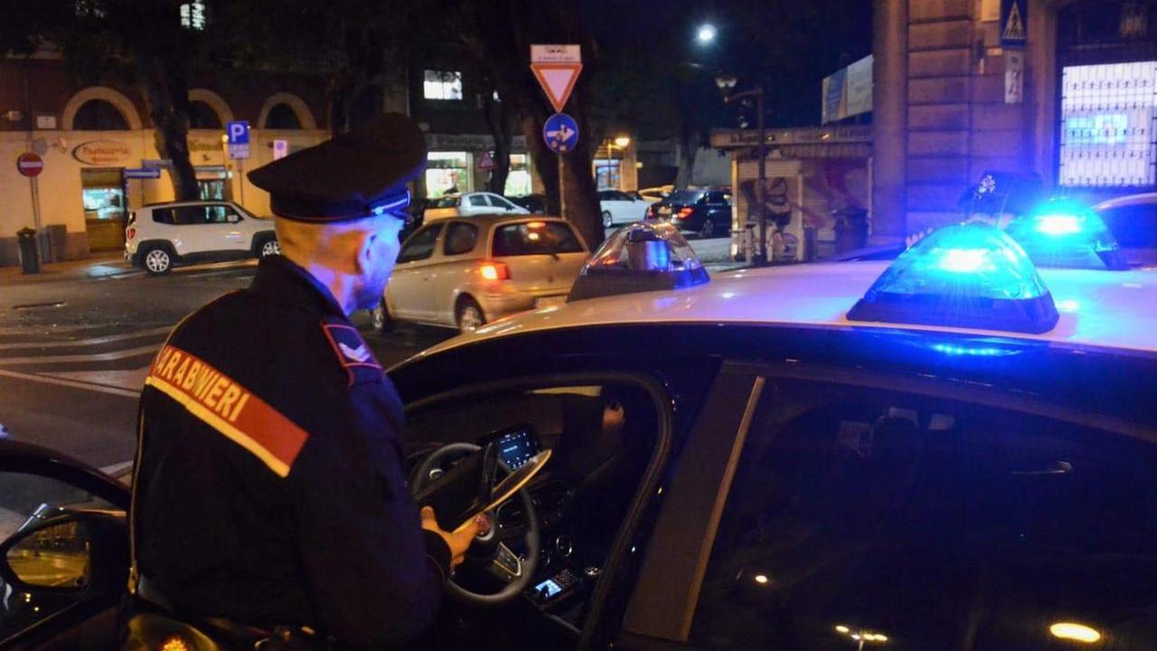 Ruba una carta di credito dall’auto e la usa per comprare sigarette: arrestato