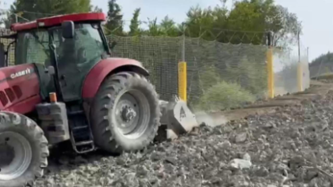 Il trattore spaccasassi in azione sul Cimone