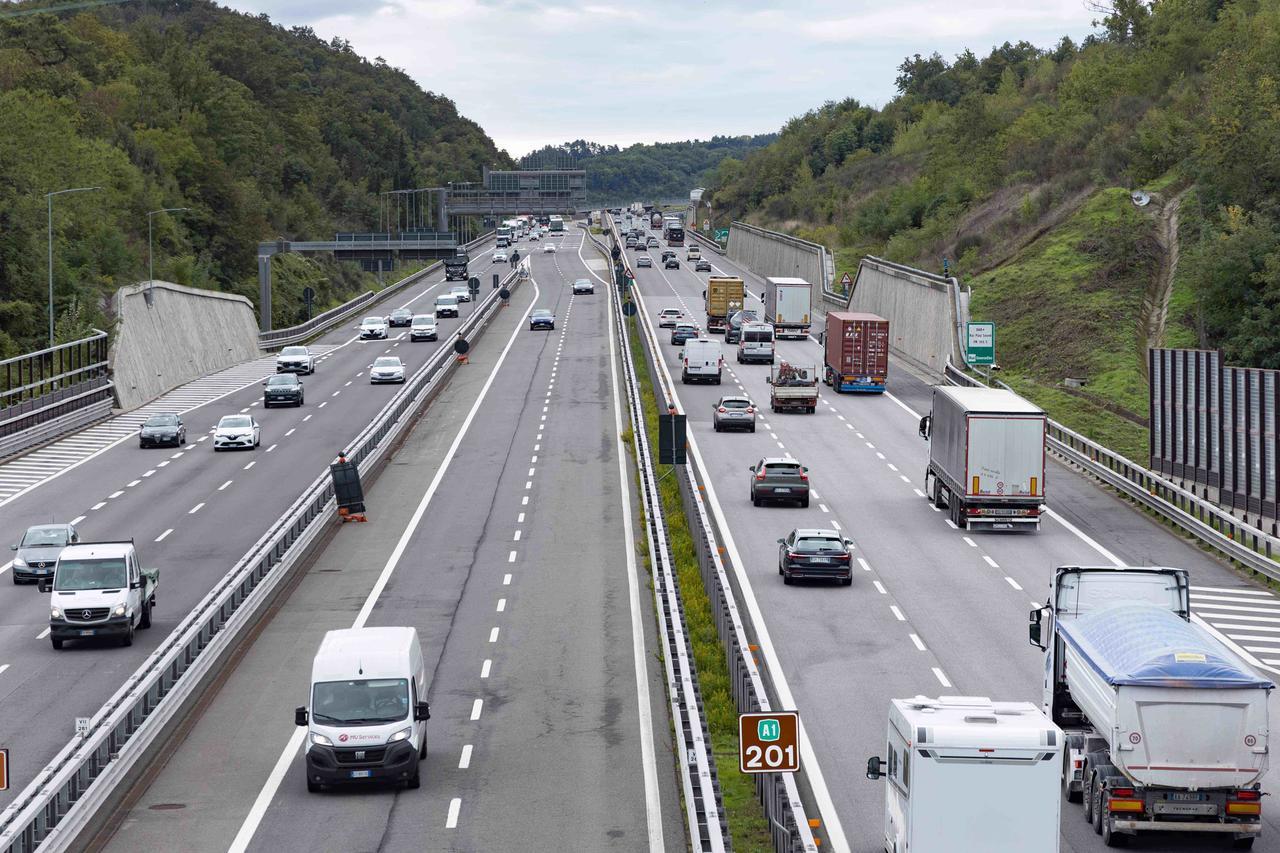 Firenze, folle corsa contromano in A1 per 50 chilometri: per fermare una 32enne chiuso un tratto di autostrada