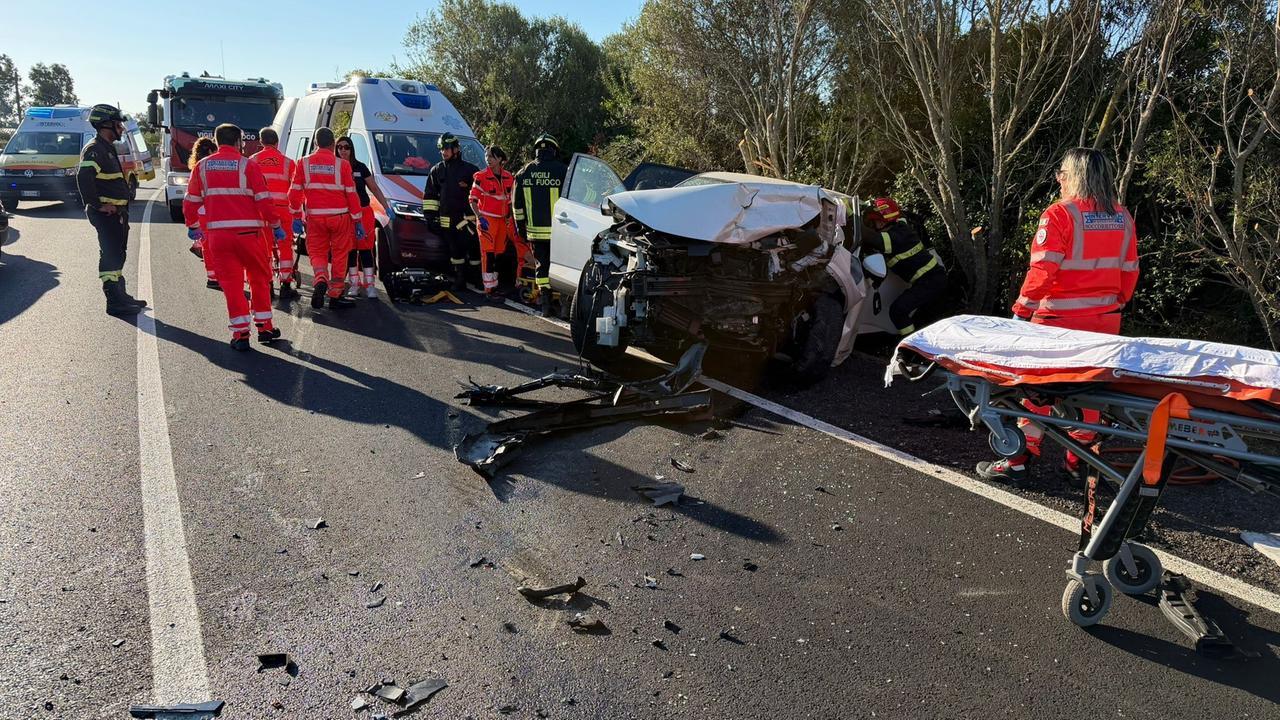 Olbia, cinque giovani feriti nello scontro frontale: una 21enne rischia la paralisi