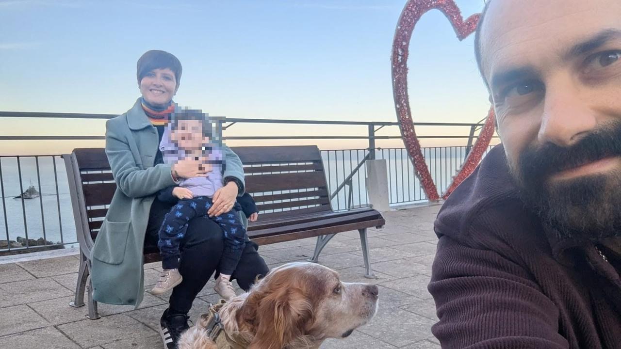Padre, madre e figlia di 5 anni trovati morti in casa: le lettere d’addio, l’ultimo messaggio all’amica e il mistero su chi ha sparato