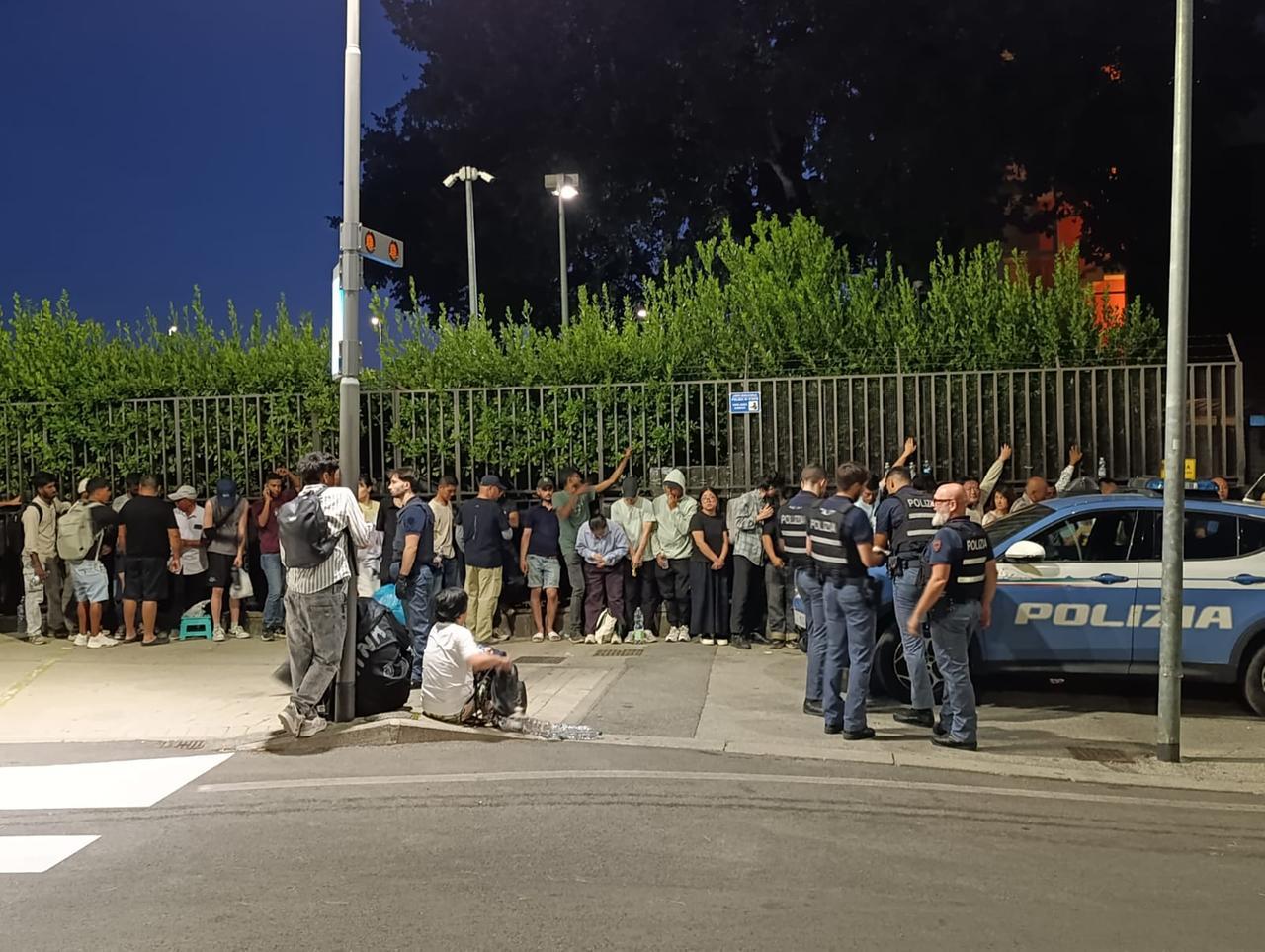 
	L'intervento della polizia domenica sera davanti alla Questura (foto Giovanni Tarducci)

