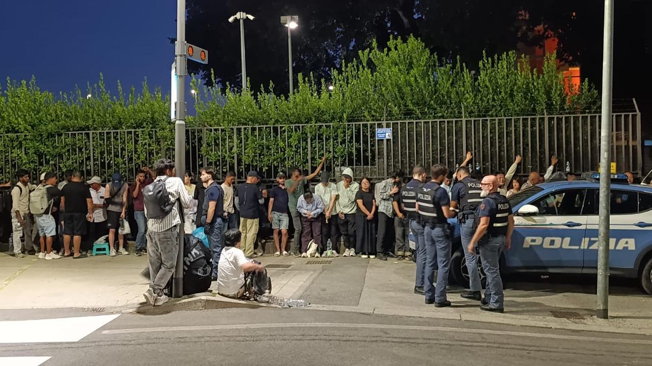 L'intervento della polizia domenica sera davanti alla Questura (foto Giovanni Tarducci)