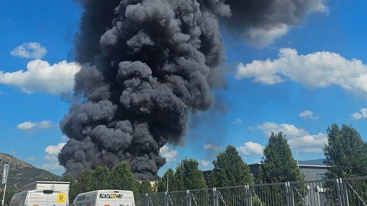 
	L'incendio (foto Sei di Prato Se)

