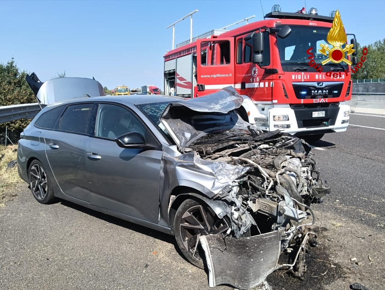 Incidente in autostrada A1 tra Parma e Reggio Emilia. Famiglia in ospedale, la mamma è gravissima. Code fino a 6 chilometri