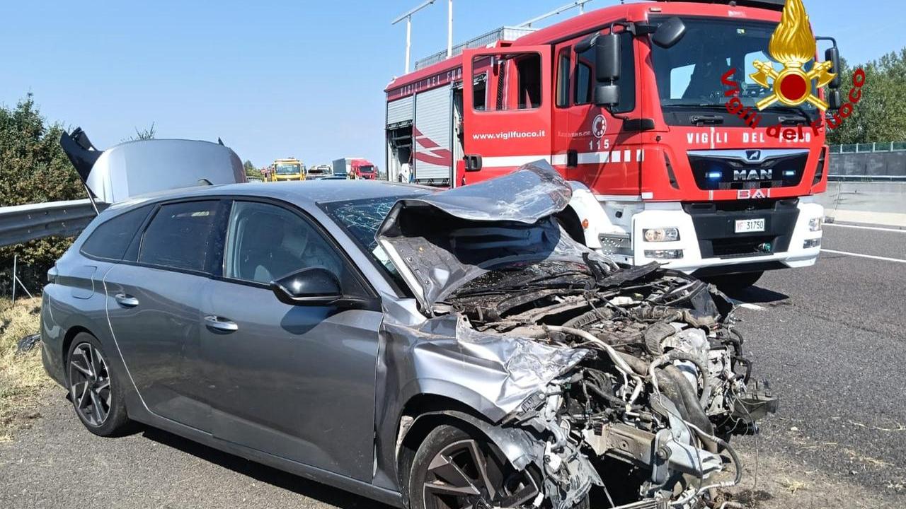 Incidente in autostrada A1 tra Parma e Reggio Emilia. Famiglia in ospedale, la mamma è gravissima. Code fino a 6 chilometri