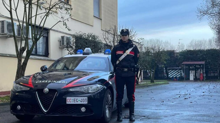 Ruba un’auto e fugge, inseguito e bloccato dopo 3 chilometri: «Volevo solo fare il pieno»