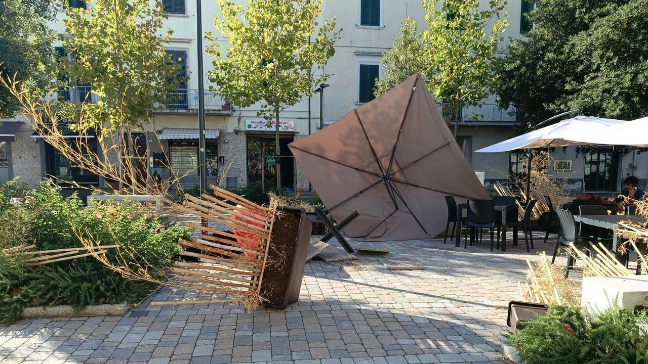 Ombrelloni, fioriere e sede: distrutto il “giardino” di Ohana