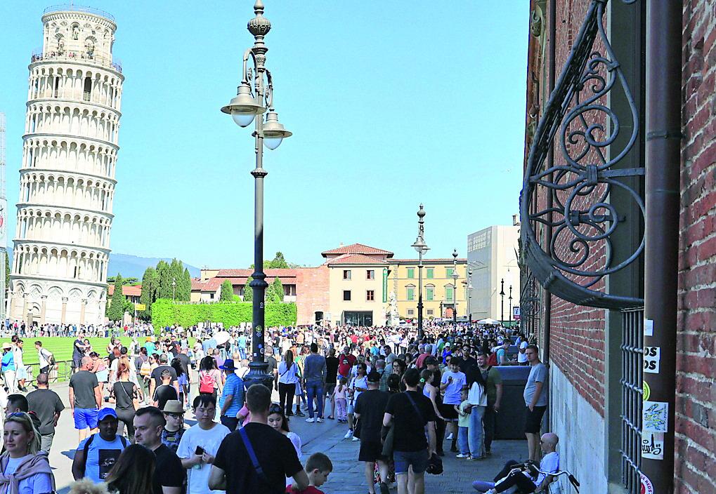 
	Turisti a Pisa in piazza dei Miracoli (foto Stick)

