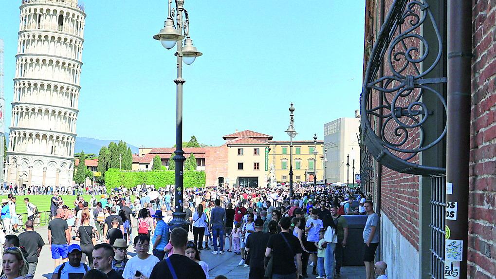 Turisti a Pisa in piazza dei Miracoli (foto Stick)