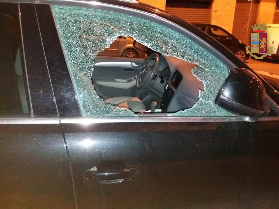 Il finestrino rotto di un'auto (foto d'archivio)