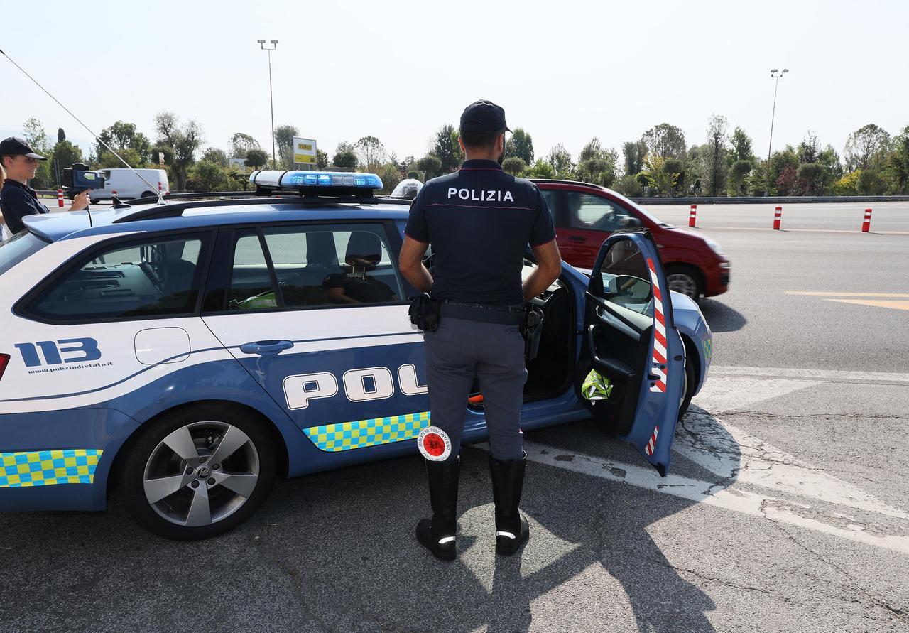 Fugge contromano sull’A1 per 50 chilometri sotto l’effetto di cannabis: bloccata nel minivan una giovane turista tedesca