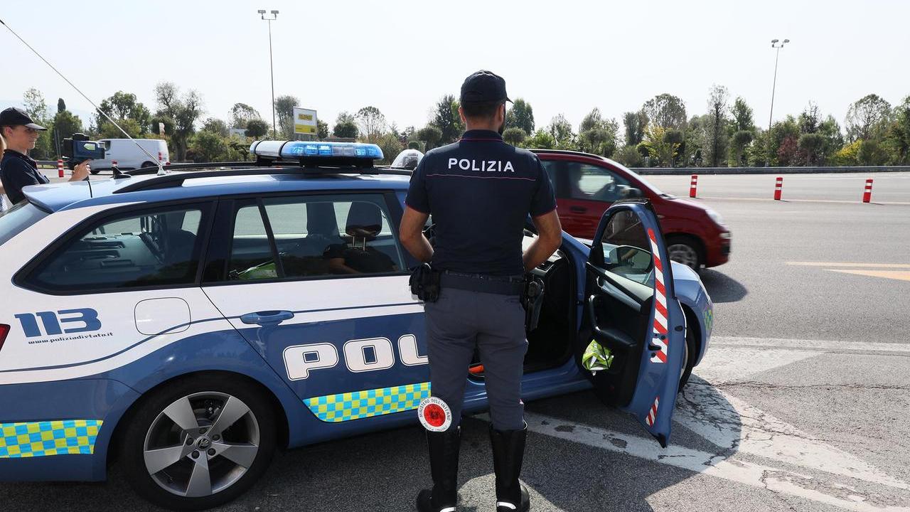 Fugge contromano sull’A1 per 50 chilometri sotto l’effetto di cannabis: bloccata nel minivan una giovane turista tedesca