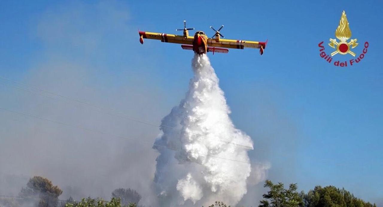 Ancora incendi in Sardegna: le fiamme vicino alle case, evacuate quattro persone – La situazione